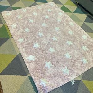 Lorena canals stars 4’ x 5’ washable area Rug in Pink/white
